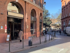 A brick building with a sign reading "Mercure Hotel". - Mercure Toulouse Centre Wilson Capitole hotel (Toulouse)