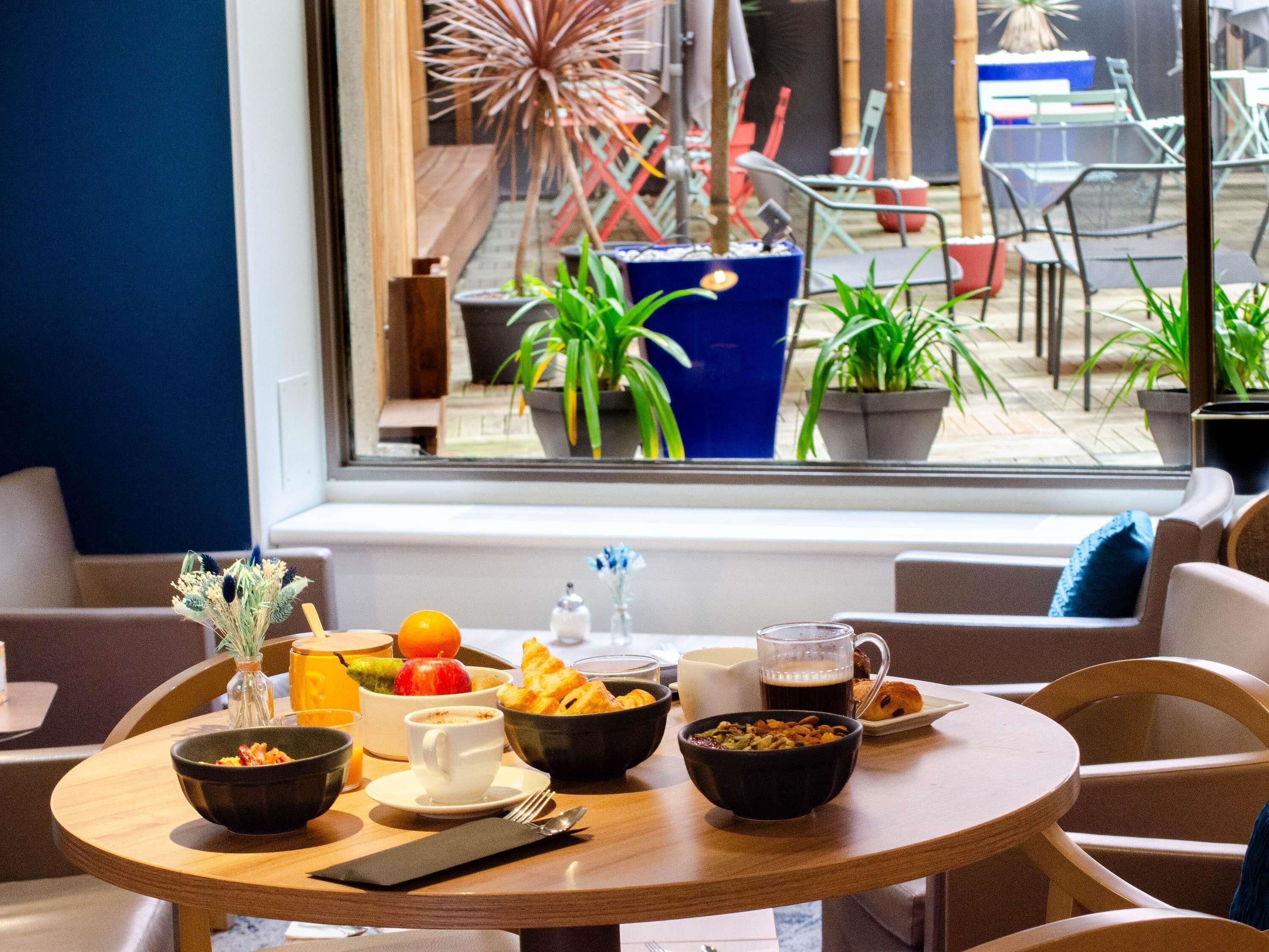 Daily buffet breakfast (EUR 21 per person)