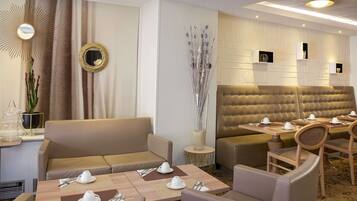 Desayuno buffet diario (EUR 21 por persona)
