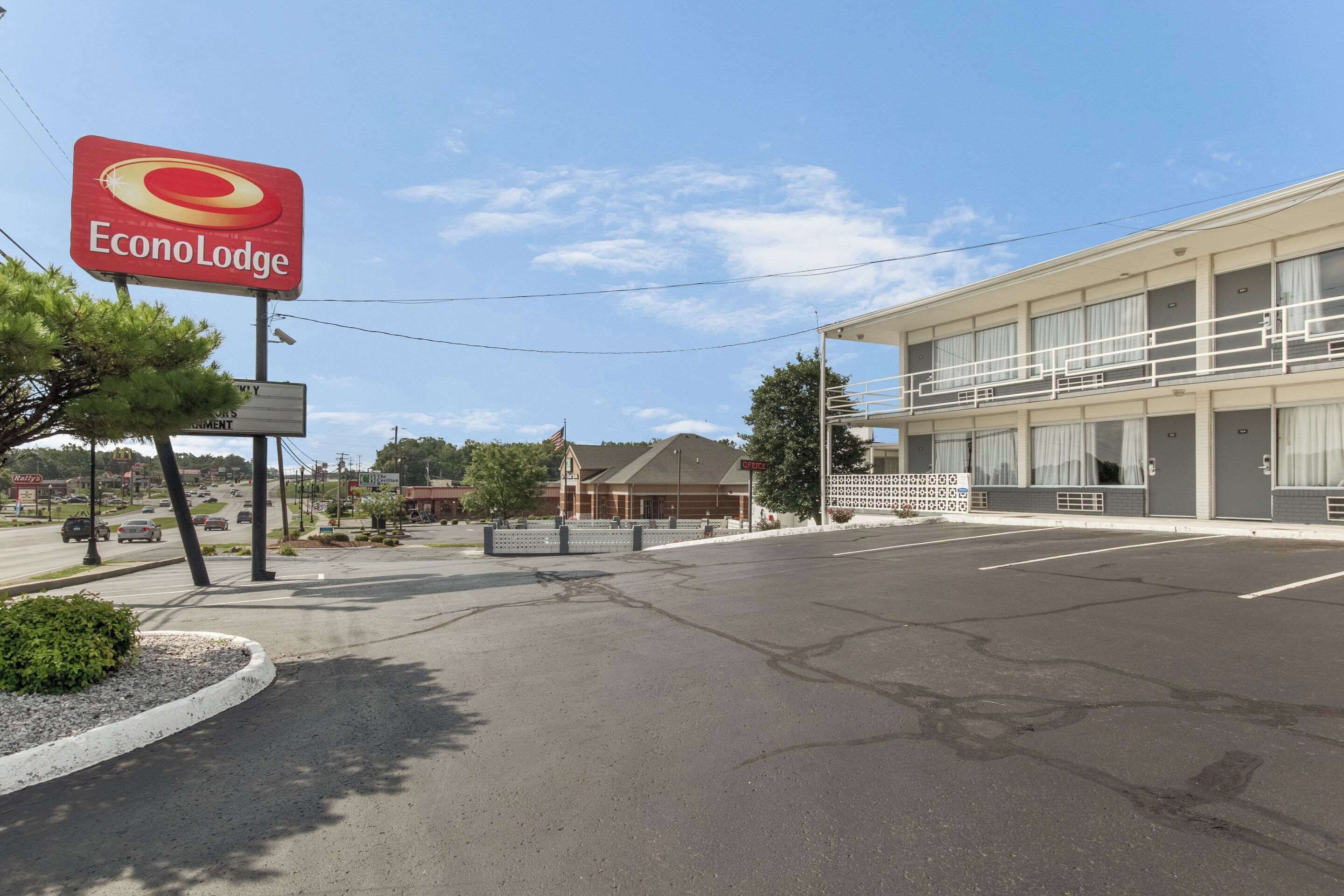 Ein EconoLodge Gebäude mit Parkplatz und einer Straße davor.