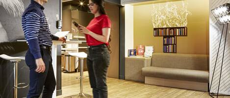 Un interior moderno con una zona de bar, un sofá y una estantería.