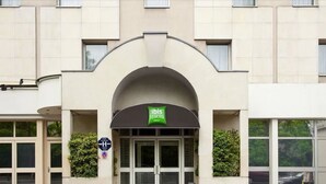 A hotel entrance with a sign reading "ibis Styles Hotel."