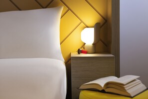 Cofres nos quartos, individualmente decorados, escrivaninha