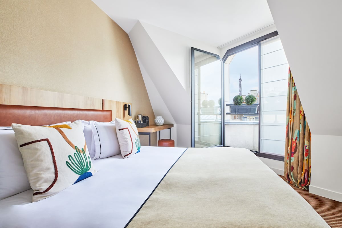 Sengetøy av topp kvalitet, minibar og safe på rommet