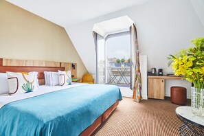 Premium bedding, minibar, in-room safe, individually decorated - Plaza Tour Eiffel Hotel (Paris)