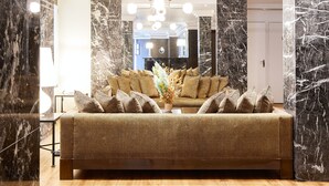 Lobby-lounge