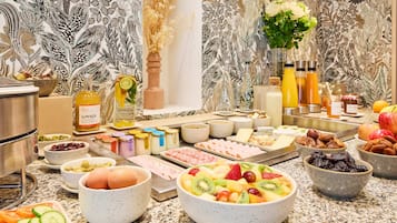 Se ofrece un desayuno bufé todos los días (por un coste adicional)