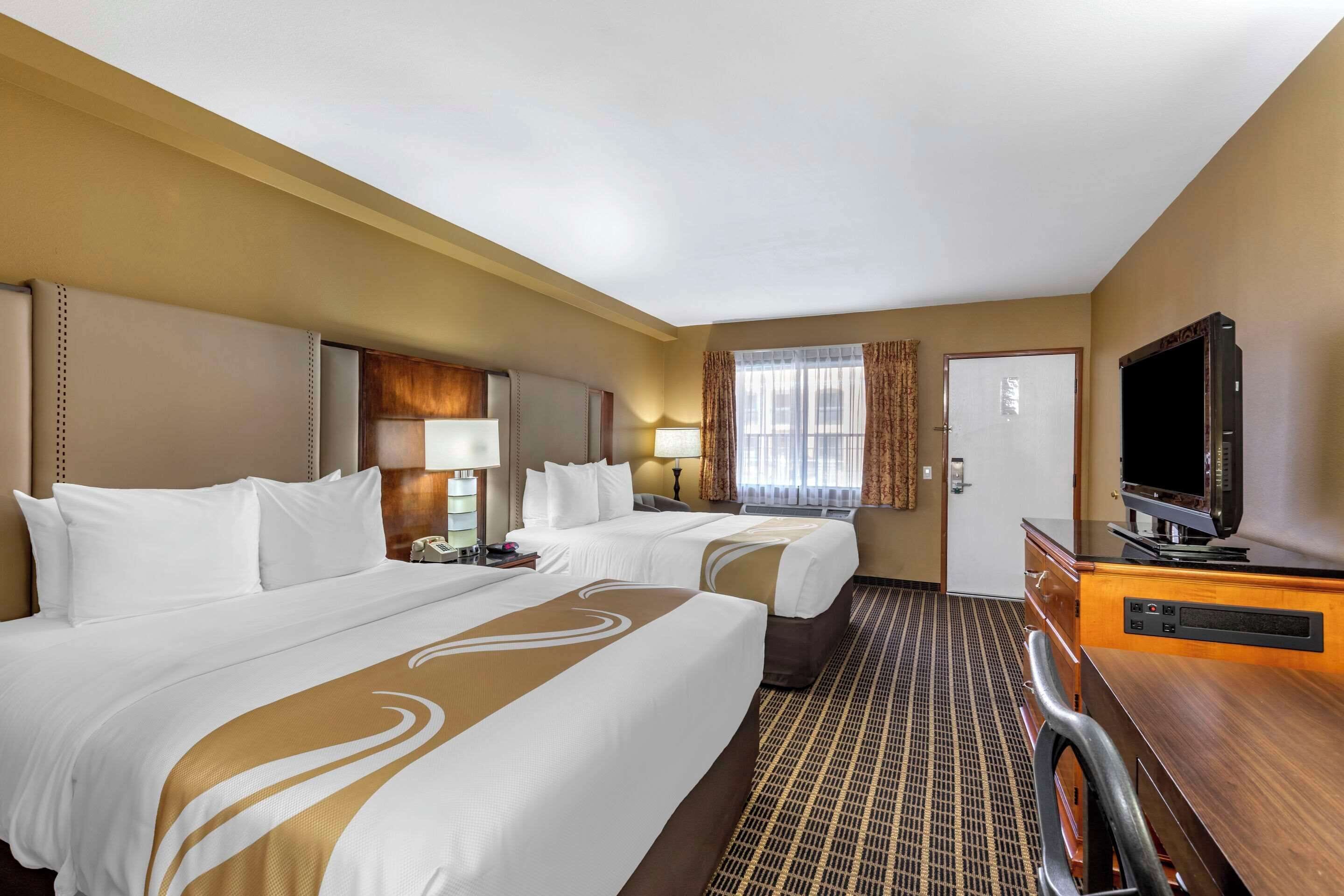 Standard Room, 2 Katil Ratu (Queen), Non Smoking | Meja, ruang kerja komputer riba, langsir/tirai gelap terus 