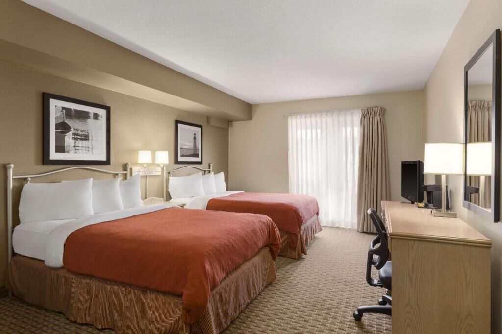 Schreibtisch, Bügeleisen/Bügelbrett, kostenlose Babybetten