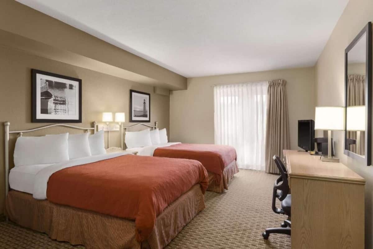 TyöpöytÀ, silitysrauta/-lauta, ilmaiset vauvansÀngyt, lisÀvuoteet