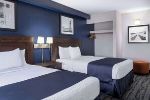Habitación Deluxe, 2 camas matrimoniales, para no fumadores | Escritorio, tabla de planchar con plancha y cunas gratuitas