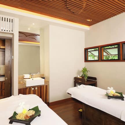 Couples treatment rooms, sauna, steam room, aromatherapy