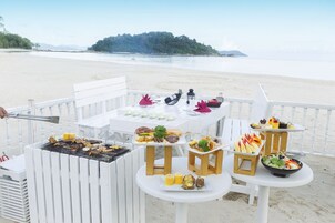 4 restaurants; breakfast, lunch, and dinner served