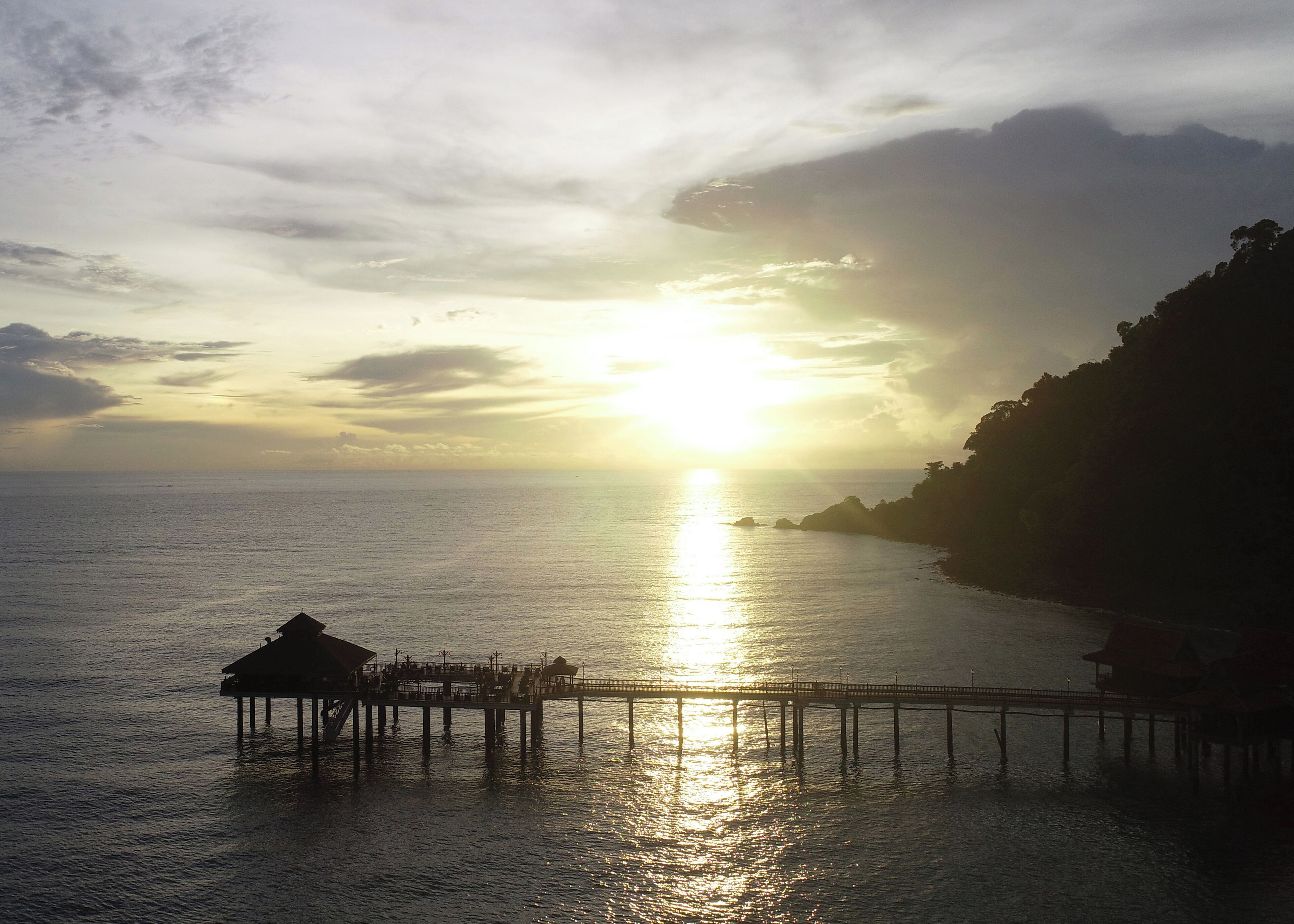 4 restaurants, breakfast served