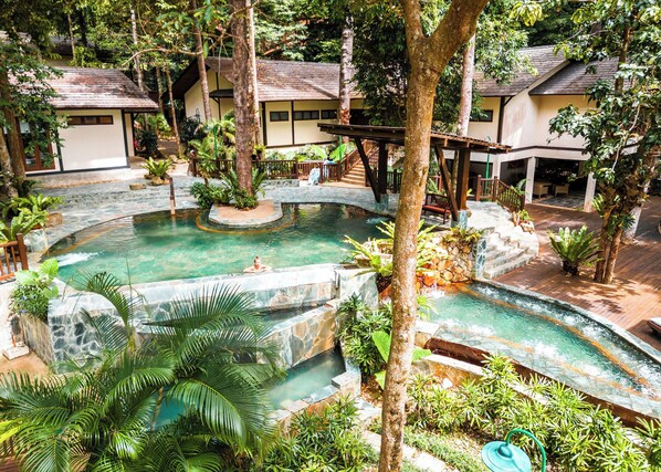 Couples treatment room(s), sauna, steam room, aromatherapy