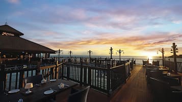 4 restaurants, breakfast served