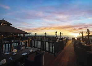 4 restaurants, breakfast served