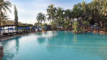 Outdoor pool, free pool cabanas, pool umbrellas
