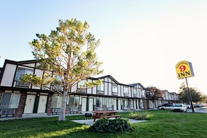 A 9 Inn hotel with a modern exterior, a picnic table, and a well-maintained lawn.