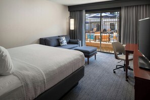 Premium bedding, down comforters, memory foam beds, in-room safe - Courtyard by Marriott Los Angeles Torrance Palos Verdes (Torrance)