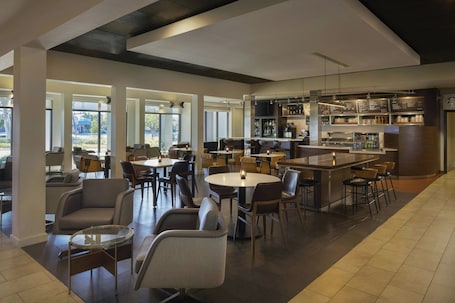 Lobby. Courtyard by Marriott Los Angeles Torrance Palos Verdes