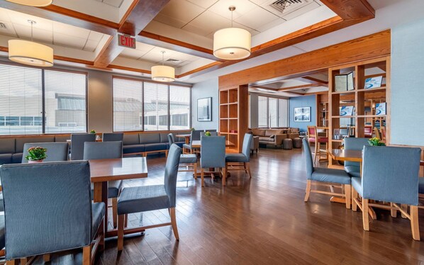 Tägliches großes Frühstück (15.00 USD pro Person)