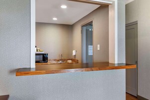 Frigobar, microondas, cafetera/tetera