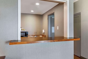 Suite, 1 King-Bett, Nichtraucher, Kochnische (Living Room;with Sofabed) | Eigene Kochnische