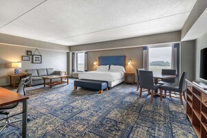 Escritorio, espacio para trabajar con laptop y cortinas blackout 