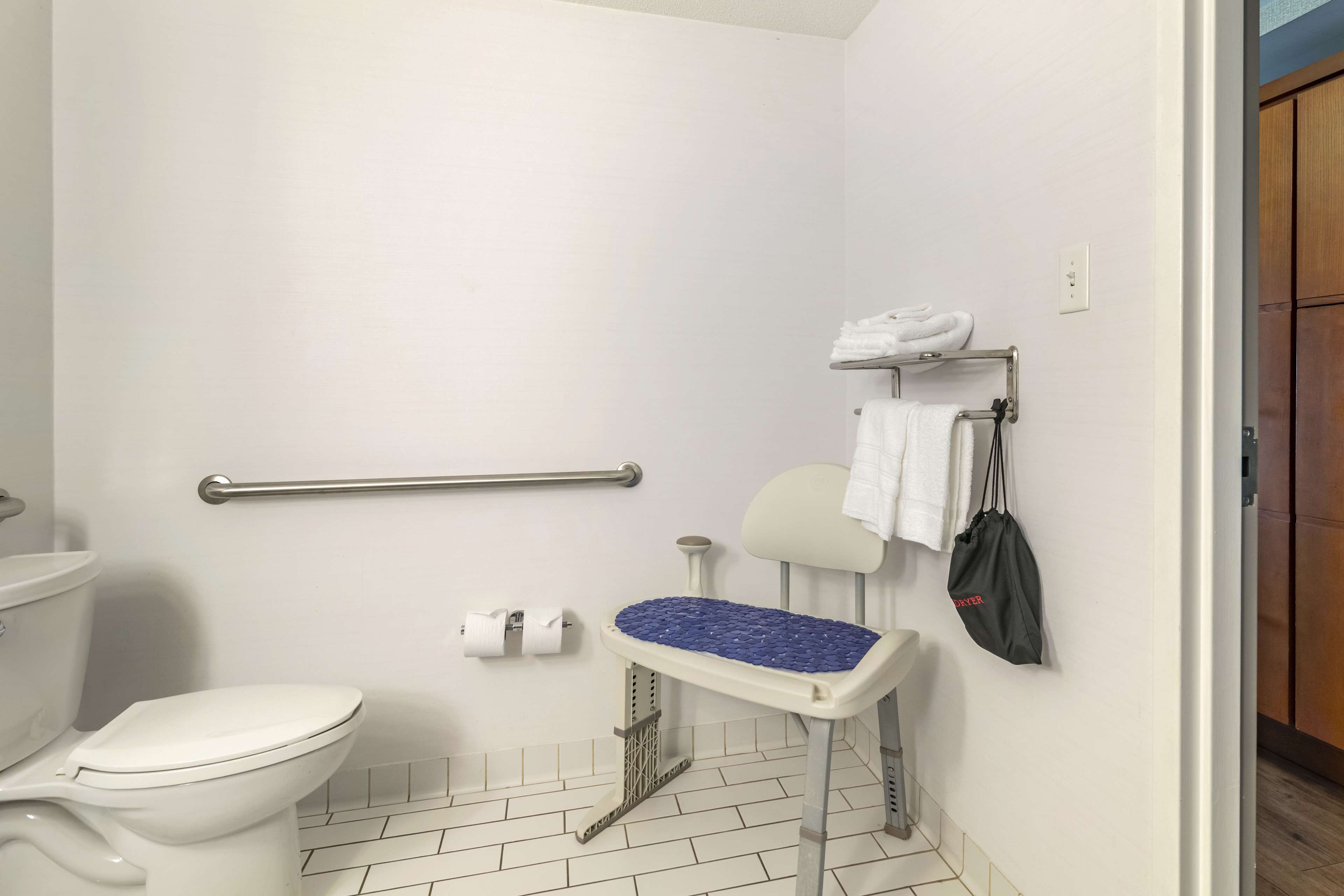 standard room, 1 king bed, accessible, refrigerator & microwave | portable bath seat