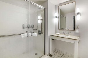 Standardzimmer, 1 King-Bett, barrierefrei, Kühlschrank und Mikrowelle | Badezimmer | Duschwanne, kostenlose Toilettenartikel, Haartrockner, Handtücher