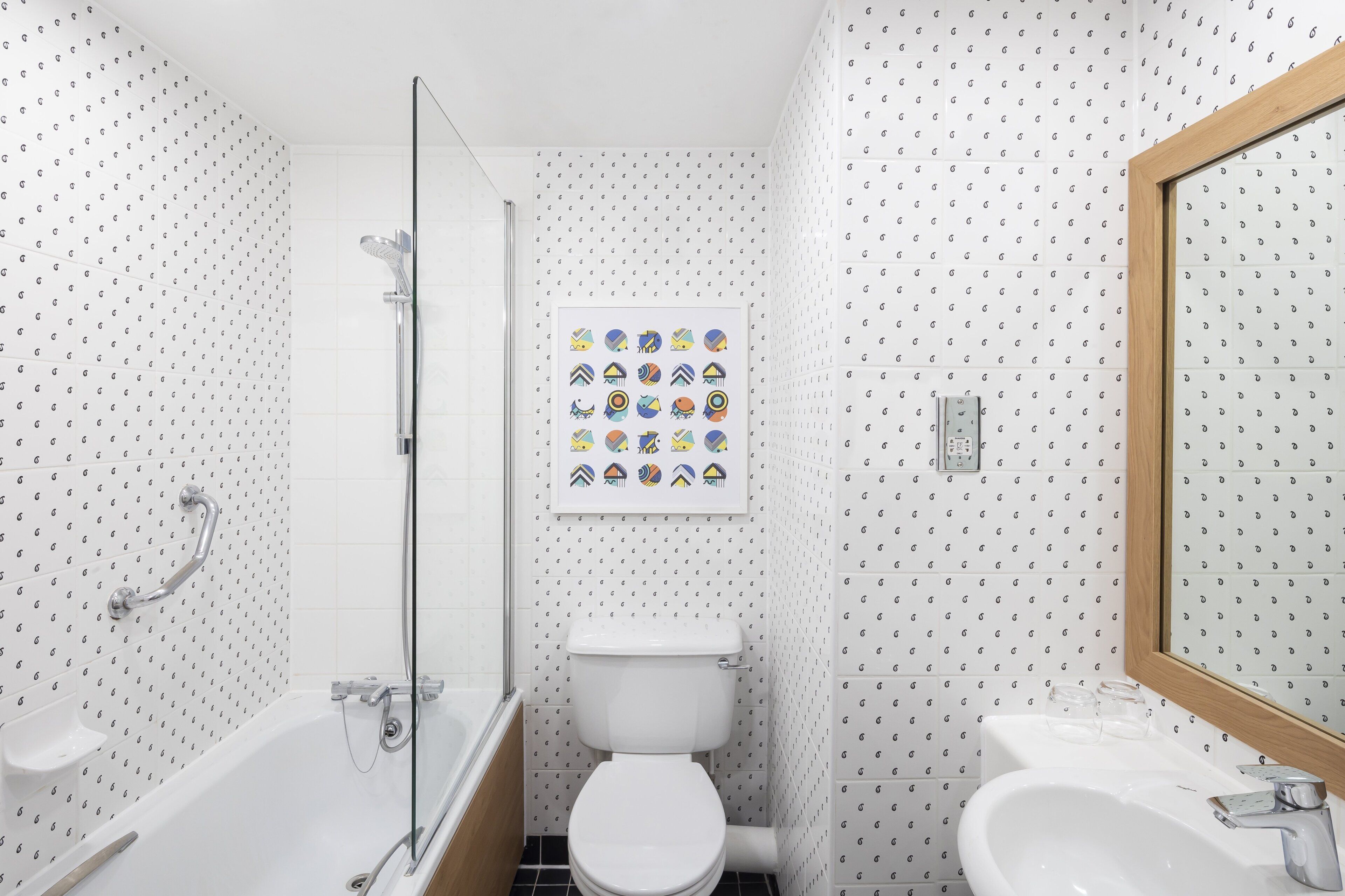 combined shower/bathtub, deep-soaking bathtub, free toiletries