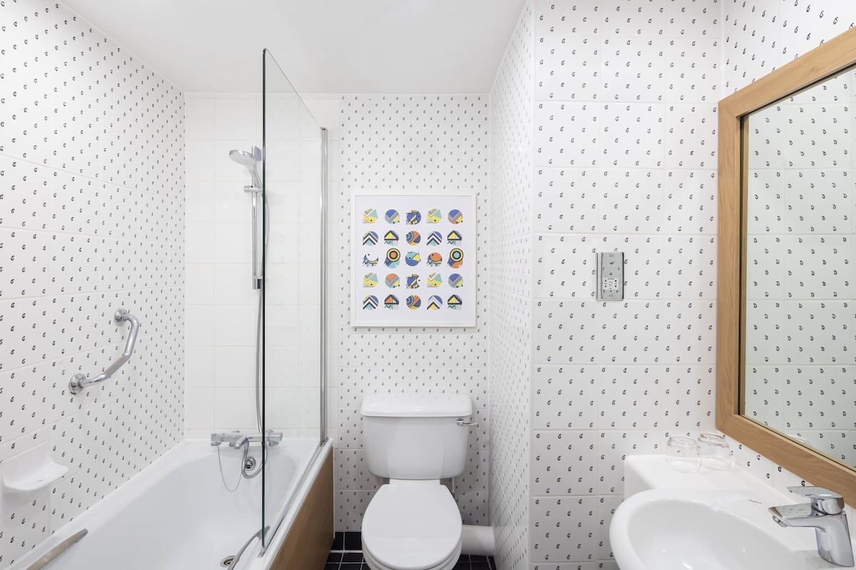 combined shower/bathtub, deep-soaking bathtub, free toiletries