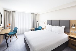 1 غرفة نوم وخزنة داخل الغرفة ومكتب ومساحة عمل للكمبيوتر المحمول