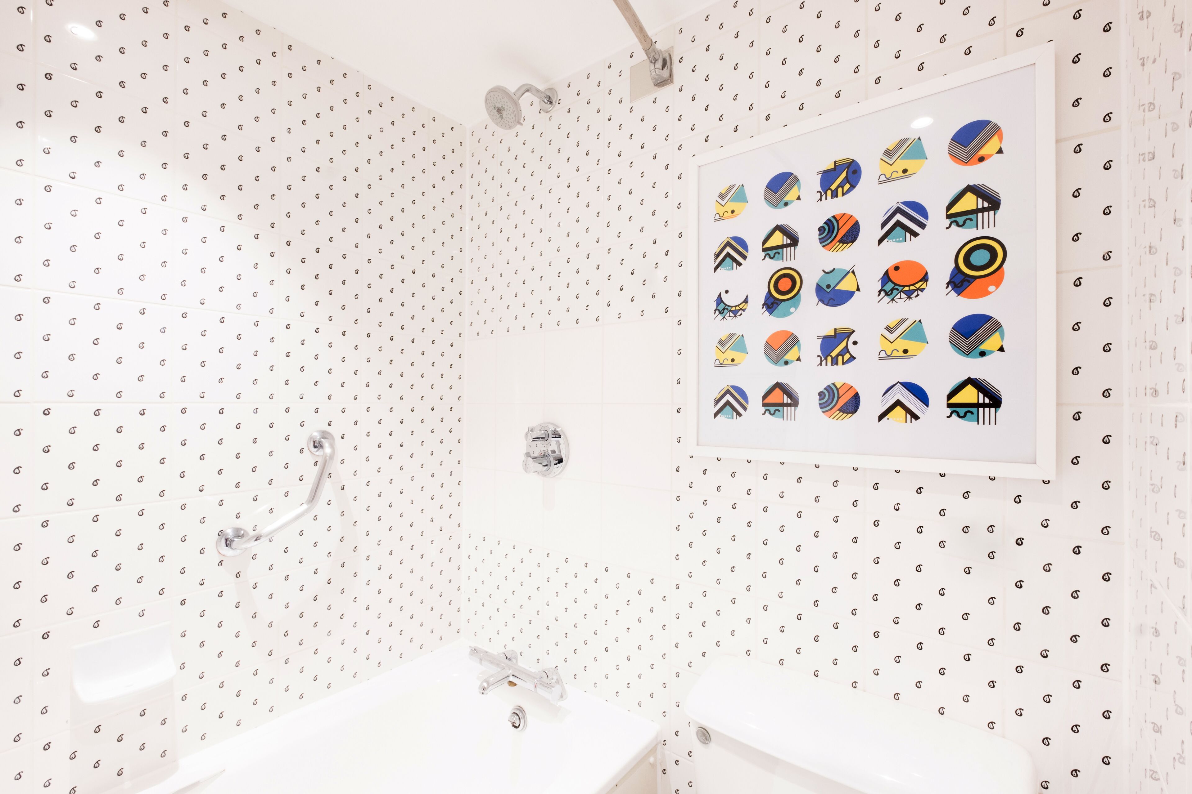 Combined shower/tub, deep soaking tub, free toiletries, hair dryer