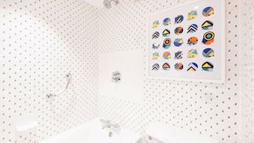 Combined shower/tub, deep soaking tub, free toiletries, hair dryer