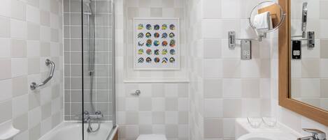 Un baño con bañera, inodoro y lavamanos.