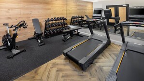 A gym with treadmills, elliptical machines, weight benches, and dumbbells. - Holiday Inn Coventry M6, Jct.2 by IHG (Coventry)