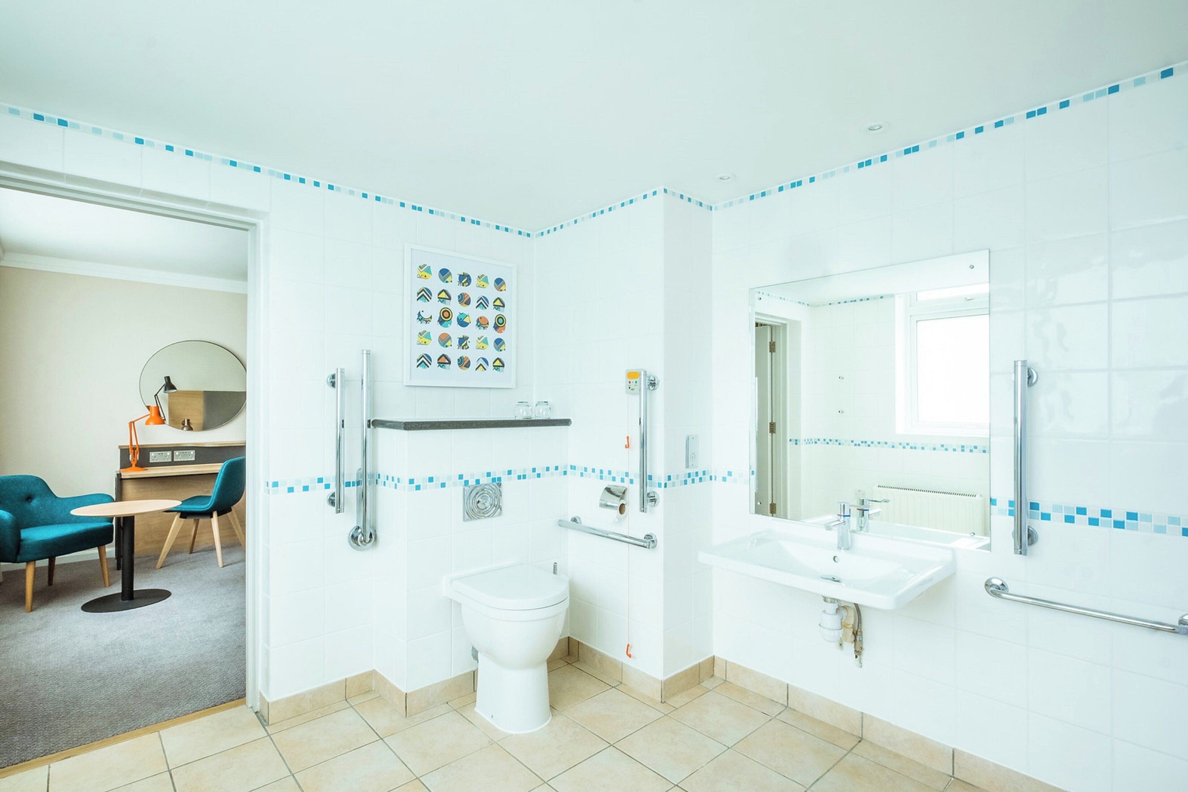 Combined shower/tub, deep soaking tub, free toiletries, hair dryer