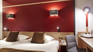 A hotel room with a bed, two bedside tables, a desk, and a chair. - Median Paris Congres Hotel (Paris)