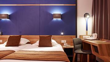 خزنة داخل الغرفة ومكتب وستائر تعتيم وتجهيزات عازلة للصوت