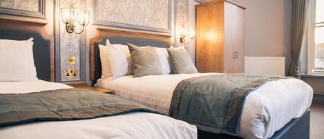 Planxa i posts de planxar, wifi gratuïta i roba de llit