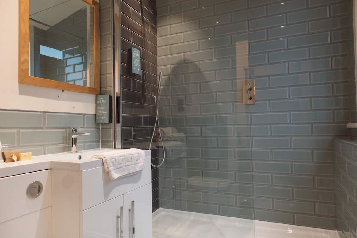 Shower, rainfall showerhead, free toiletries, hair dryer