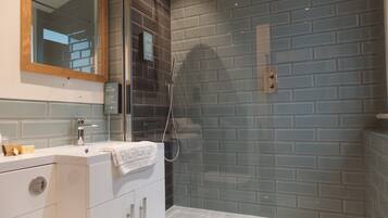 Shower, rainfall showerhead, free toiletries, hair dryer