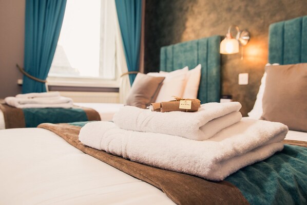 Premium Twin Room, 2 Twin Beds | 1 bedroom, iron/ironing board, free WiFi, bed sheets