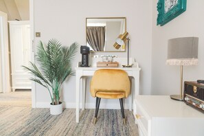 1 habitación, tabla de planchar con plancha, wifi gratis y ropa de cama 
