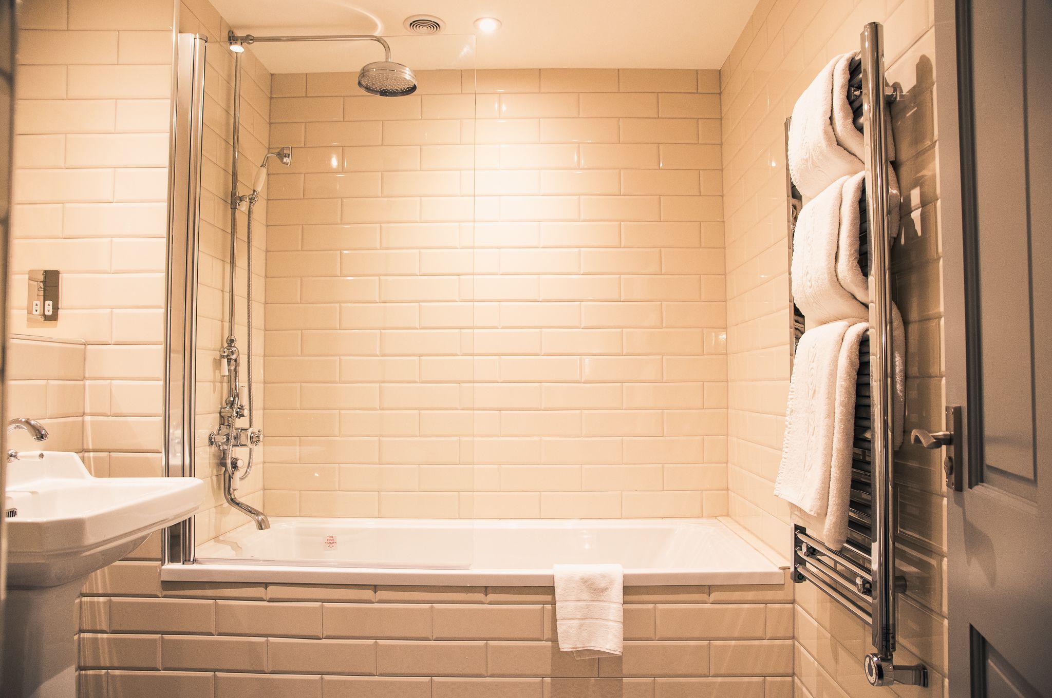 تجهيزات دش، دُش غزير، مستلزمات مجانية للعناية الشخصية، مجففات شعر