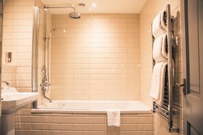 Shower, rainfall showerhead, free toiletries, hair dryer