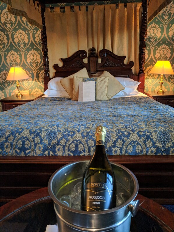 Deluxe Double Room | Iron/ironing board, free WiFi, bed sheets