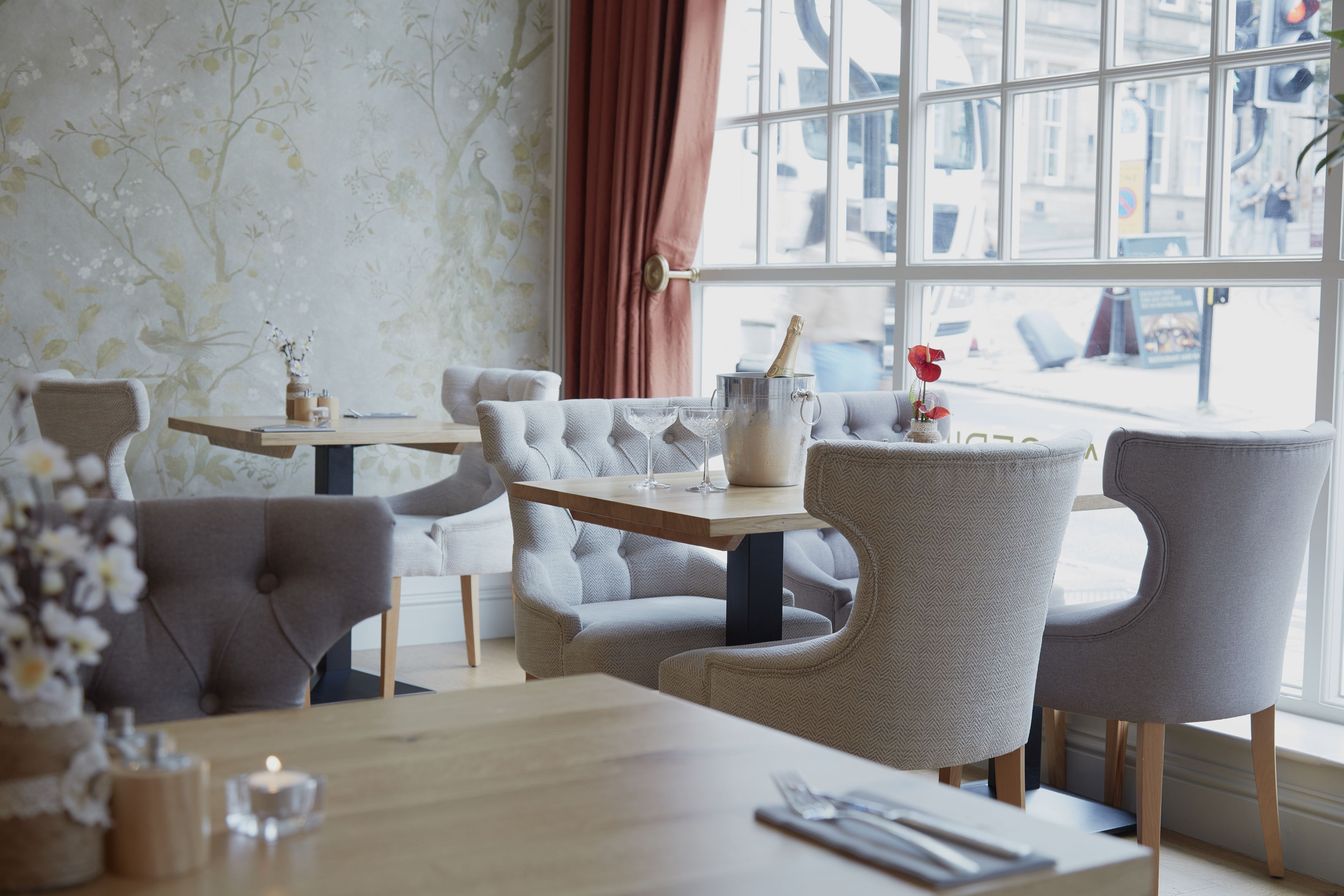 تقديم الإفطار والغداء والعشاء